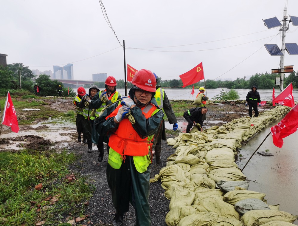 安徽交建协助合肥市沉点局在巢湖路南淝河段沙袋筑坝抗洪防汛2.jpg